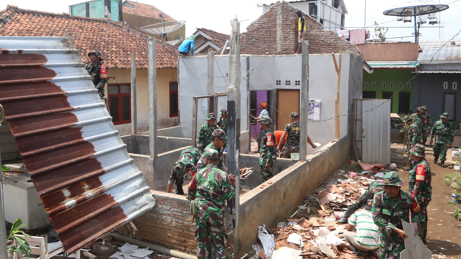 Solidaritas Tanpa Batas, TNI dan Masyarakat Majenang Perbaiki Rumah Rusak Akibat Hujan